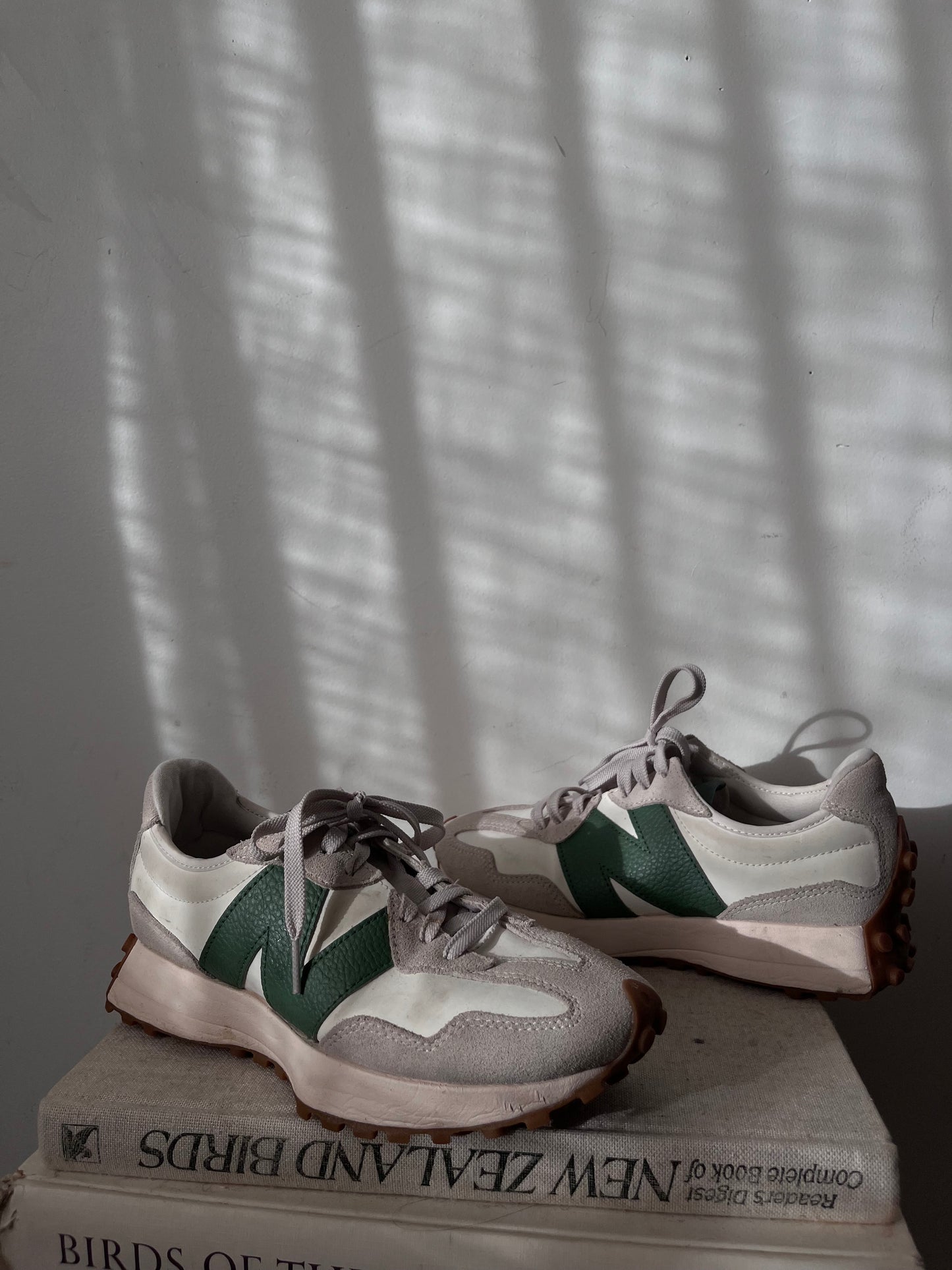NEW BALANCE 327 Sneakers – White/Green RRP$180 (40)