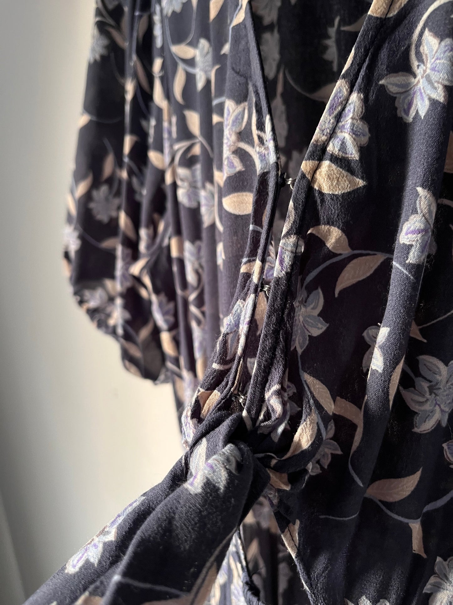 KIVARI Floral Tie-Front Midi Dress RRP$299 (12-14)