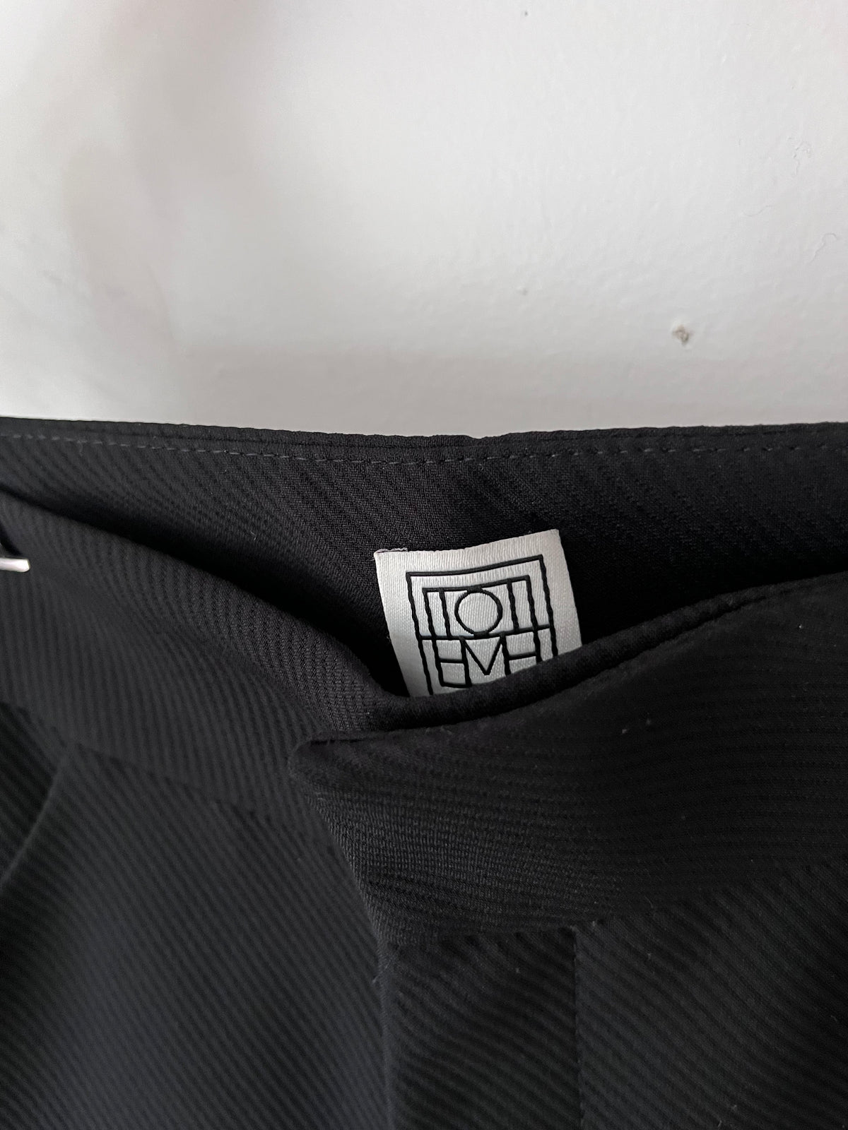 TOTEME Twisted Seam Trousers RRP$700 (Size 6)