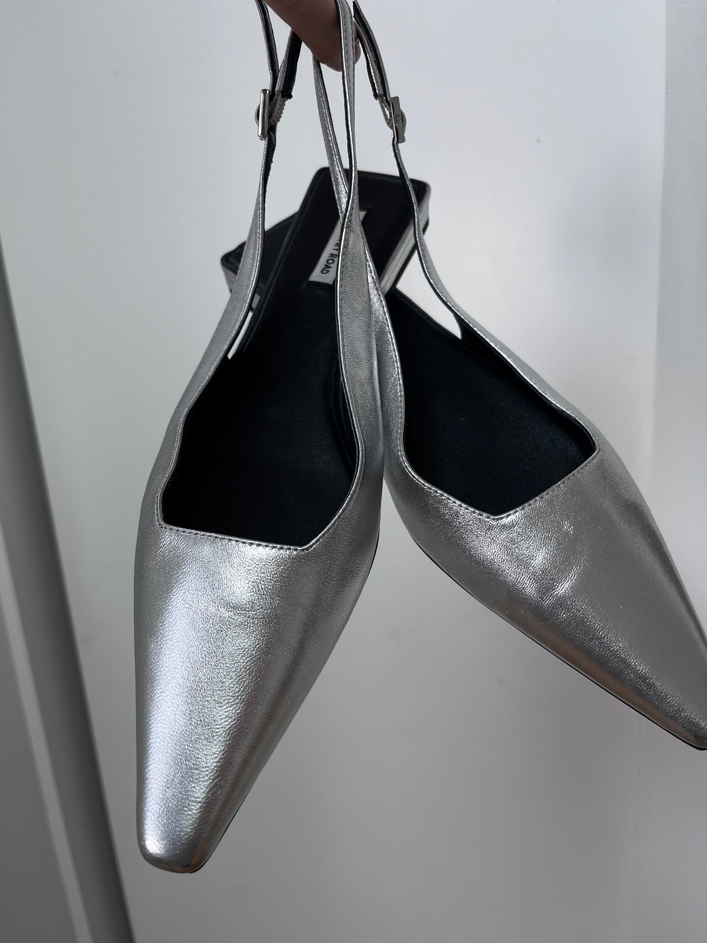 COUNTRY ROAD Florence Silver Leather Flats RRP$179 (Size 40)