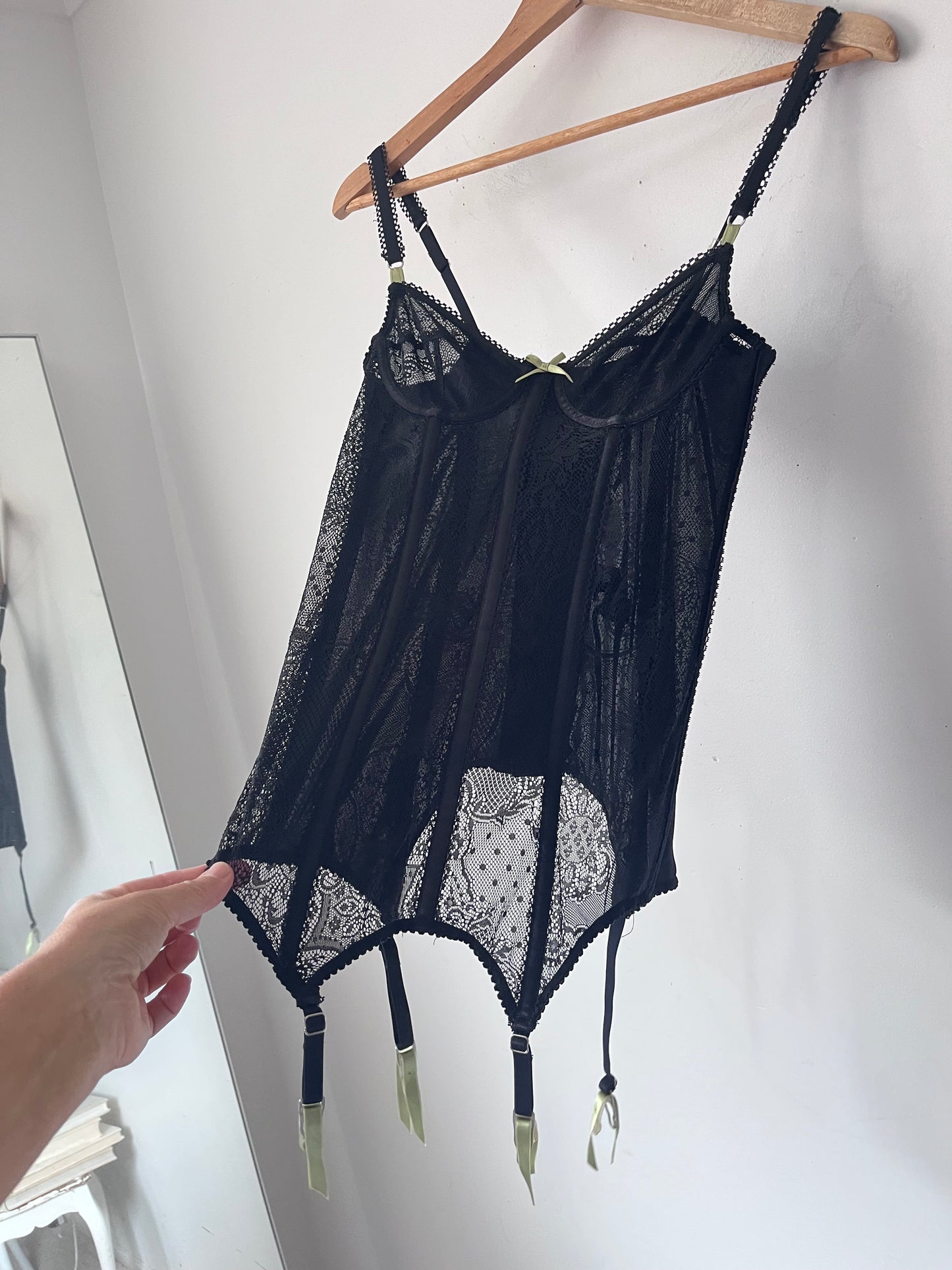 ELLE MCPHERSON Intimates Corset w/Suspenders (8B-10A)