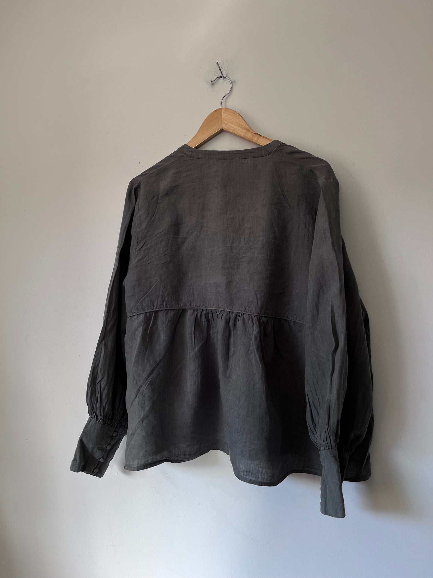 MAX blouse RRP$139 (16-18)