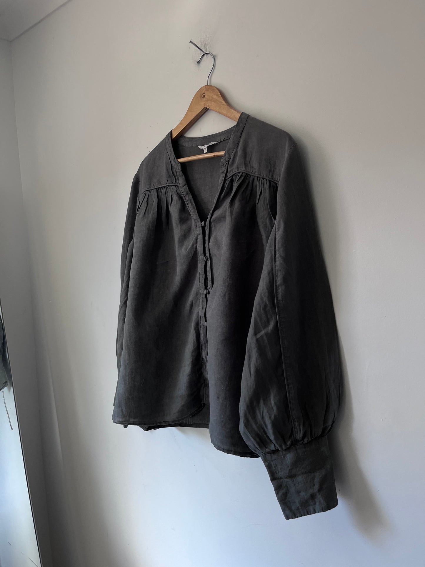 MAX blouse RRP$139 (16-18)