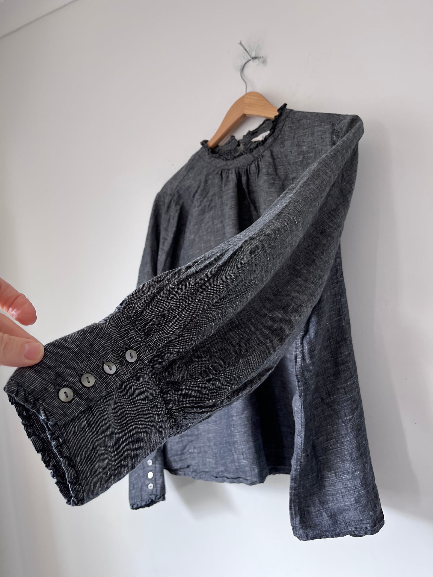 MAX linen blouse RRP$140 (16-18)