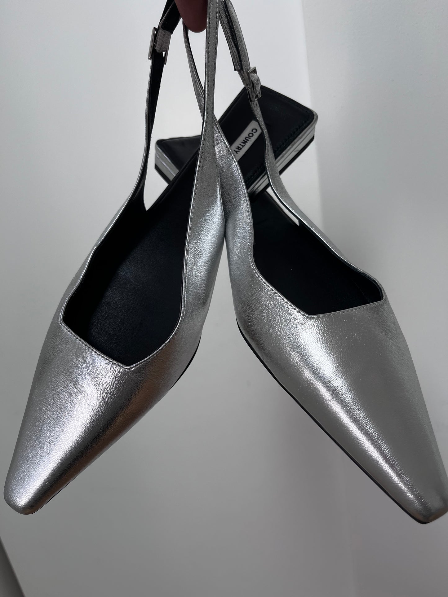 COUNTRY ROAD Florence Silver Leather Flats RRP$179 (Size 40)