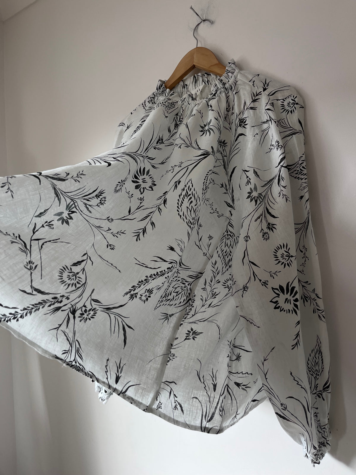 MAX Floral Linen Blouse RRP approx. $130 (Size 16-18)