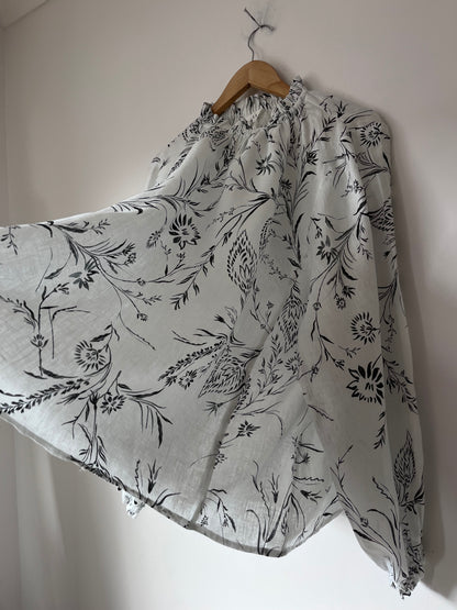 MAX Floral Linen Blouse RRP approx. $130 (Size 16-18)