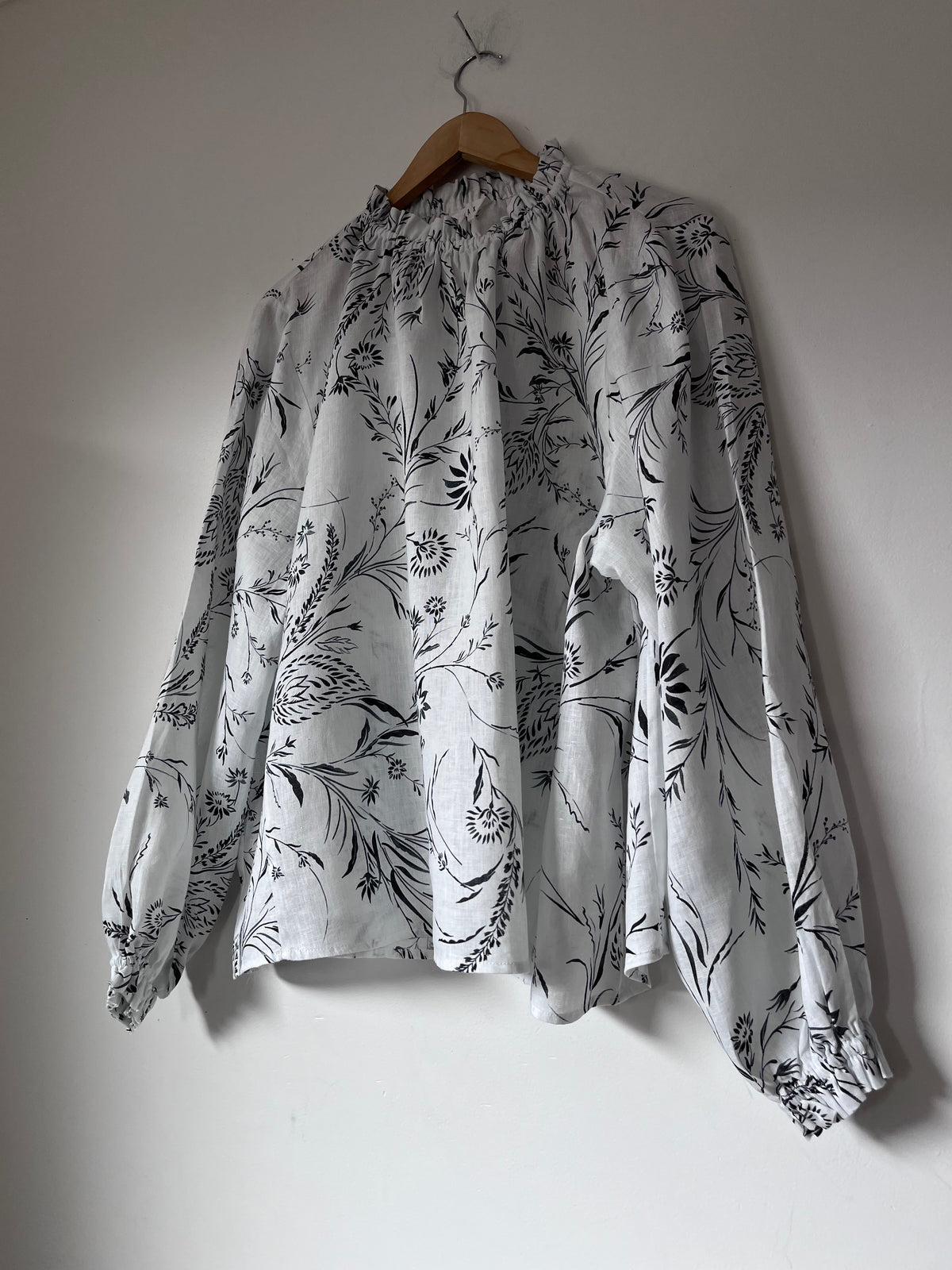 MAX Floral Linen Blouse RRP approx. $130 (Size 16-18)