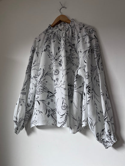 MAX Floral Linen Blouse RRP approx. $130 (Size 16-18)