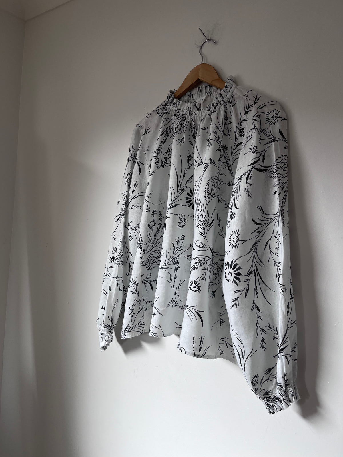MAX Floral Linen Blouse RRP approx. $130 (Size 16-18)