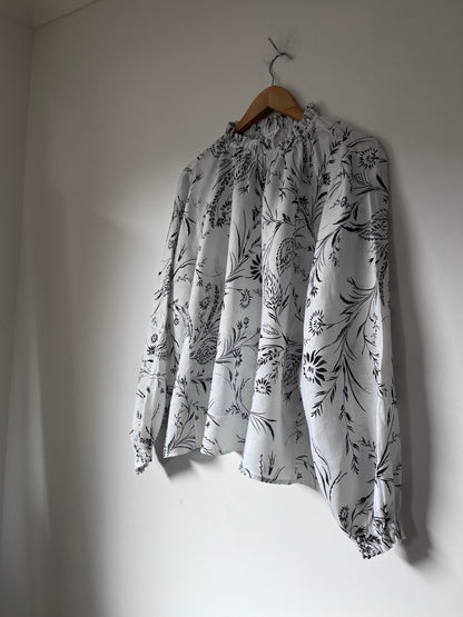 MAX Floral Linen Blouse RRP approx. $130 (Size 16-18)