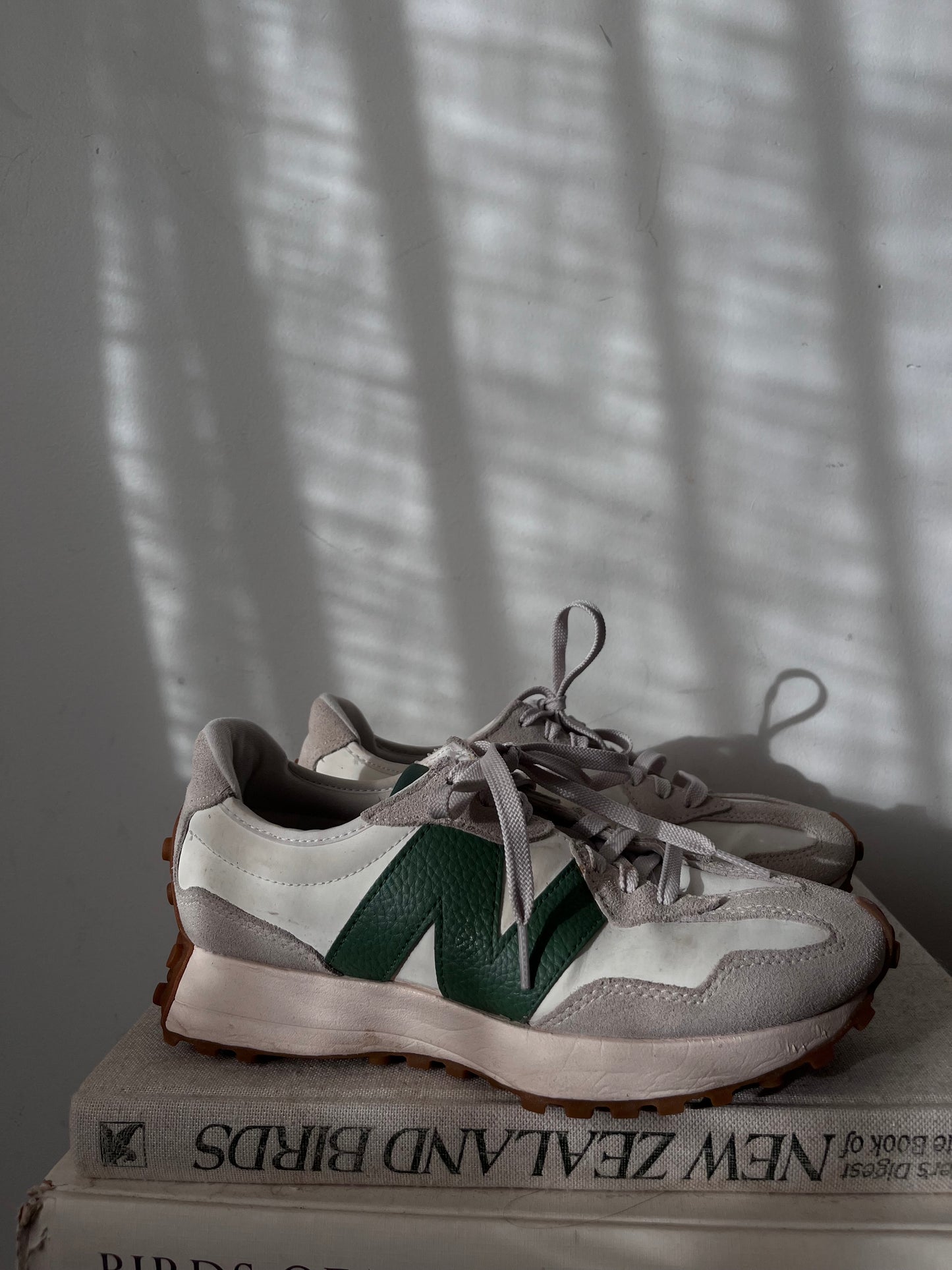 NEW BALANCE 327 Sneakers – White/Green RRP$180 (40)