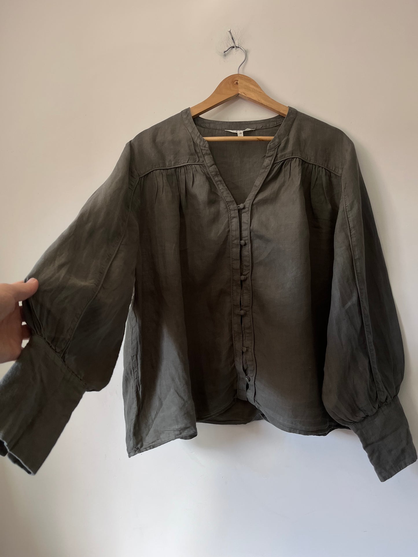 MAX blouse RRP$139 (16-18)