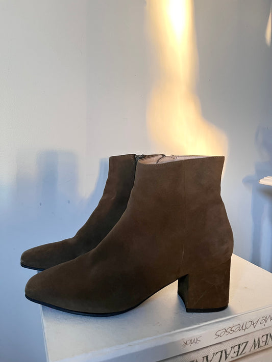 HÖGL Suede Ankle Boots RRP $400 (40)