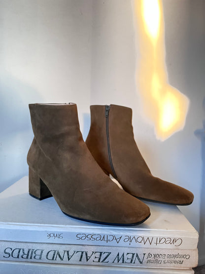 HÖGL Suede Ankle Boots RRP $400 (40)